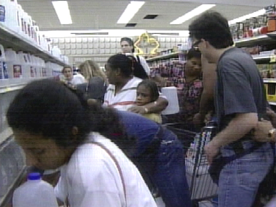 Residentes en pánico dejaron los estantes vacíos al llevarse agua, comida y otros suministros de un supermercado Ralph’s en Panorama City.