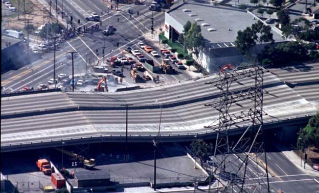 La autopista 10 en La Cienega cedió como resultado del terremoto que asoló Northridge alrededor de las 4:30 a.m.