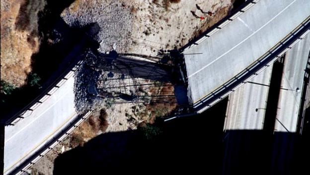 La vía de conexión de las autopistas 5 y 14 se rompió por la mitad después del terremoto.