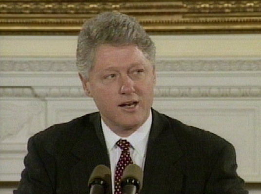 El presidente Clinton habla por televisión menos de seis horas después del terremoto de Northridge. "Tenemos la intención de hacer todo lo posible para ayudar a la gente de Los Ángeles y el sur de California a lidiar con el terremoto y sus secuelas", dijo Clinton.