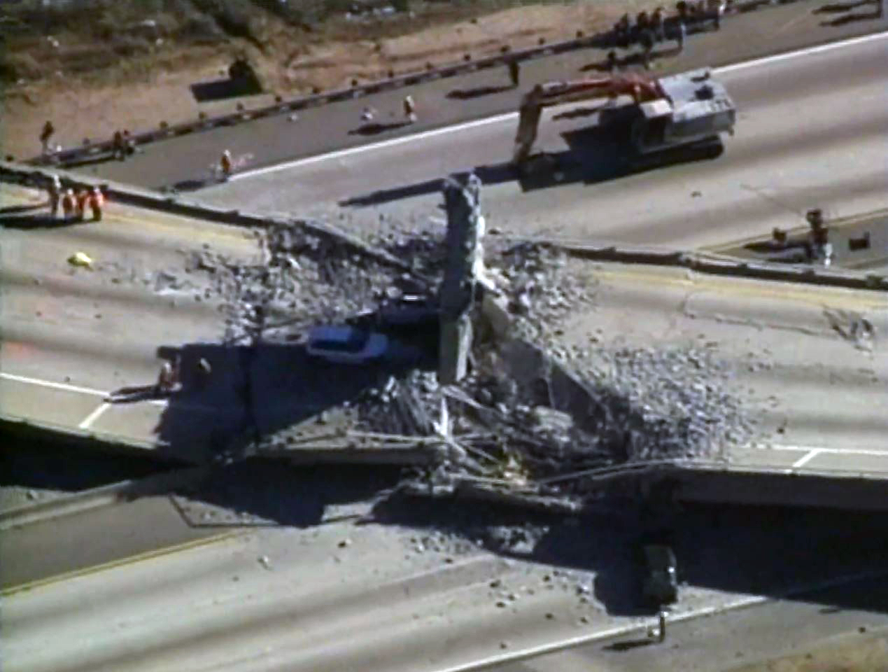 En la mañana del 17 de junio de 1994, un terremoto de magnitud 6,7 centrado al noroeste de Los Ángeles causó la muerte y la destrucción en todo el sur de California. Fue el primer terremoto que se produjo directamente en un área urbana de los Estados Unidos desde el terremoto de Long Beach en 1933. Cincuenta y siete personas murieron en el terremoto de Northridge.