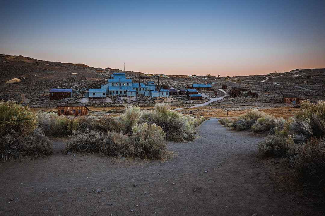 <strong>Ciudad fantasma</strong> estatal: Bodie<br>El Sitio Histórico Nacional alguna vez tuvo una población de alrededor de 10,000, pero ahora se encuentra preservado como un pueblo fantasma al noreste del Parque Nacional Yosemite. La ciudad permanece como estaba cuando se fue el último residente. El oro fue descubierto allí en 1859 y la ciudad tuvo su auge en 1880. Fue designada ciudad fantasma estatal en 2002.<br>