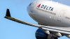 Pasajero ebrio agrede madre e hija de 16 años a bordo vuelo de Delta, según demanda