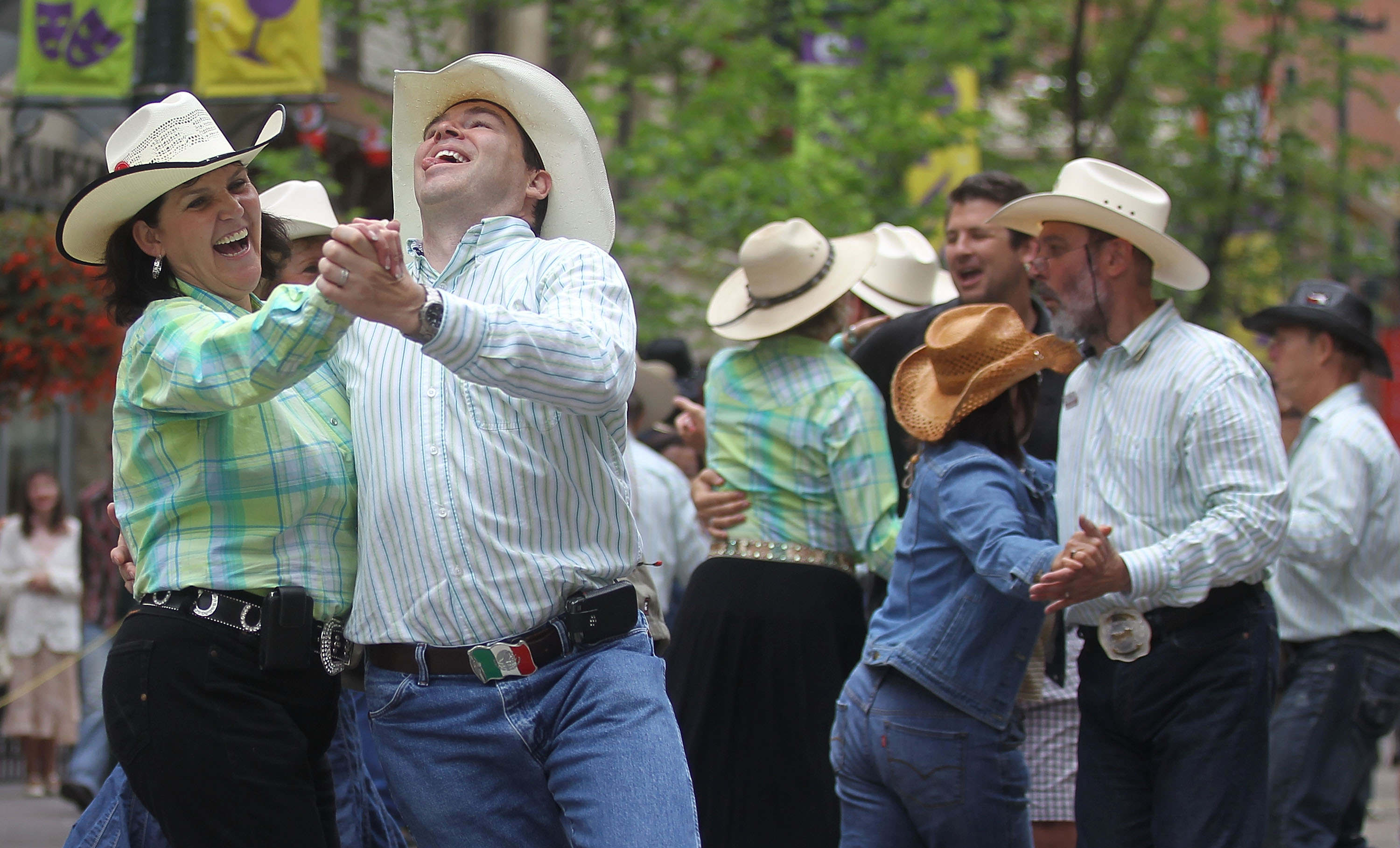 <strong>Baile folclórico estatal</strong>: Baile de cuadrillas<br>Otro símbolo derivado de la era de la fiebre del oro de California, el baile de cuadrillas es el baile popular del estado de California.<br>