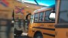 Autobús escolar con niño adentro para a solo pulgadas de tren a toda velocidad