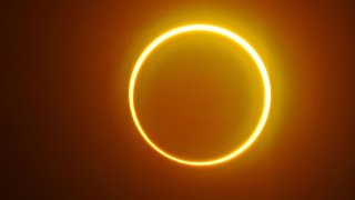 La luna se mueve frente al sol en un raro eclipse solar de "anillo de fuego" visto desde la isla Balut, provincia de Saraggani, en la isla sureña de Mindanao, el 26 de diciembre de 2019.