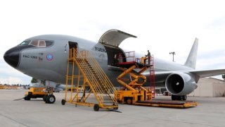 Avión militar de Colombia repatria mexicanos desde China