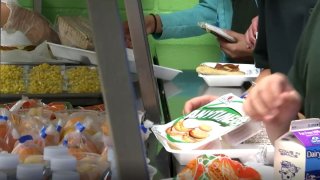 Niños recogiendo comida