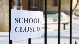 Fotografía genérica de una escuela cerrada.