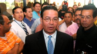 Fotografía de archivo fechada el 20 de septiembre de 2006 del ex presidente de Honduras Rafael Callejas (c) en Tegucigalpa (Honduras).