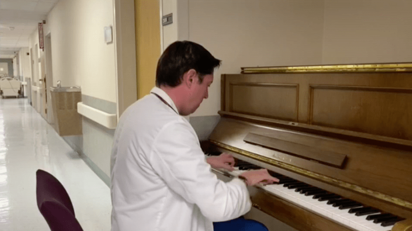 Médico pianista hace petición de quedarse en casa