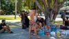 Mexicanos llevan alimentos y agua a turistas latinos varados en Cancún