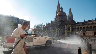 Sanitizan espacios en Guadalajara