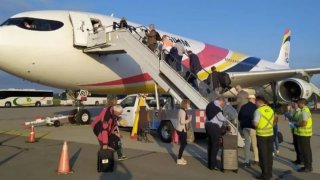 Turistas alemanes abordan vuelo