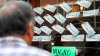 Mexicanos compran “cachitos” de la inusual rifa del avión presidencial, sin avión como premio