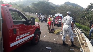 Migrantes viajaban hacinados en un camión que se accidentó en el estado de Veracruz.