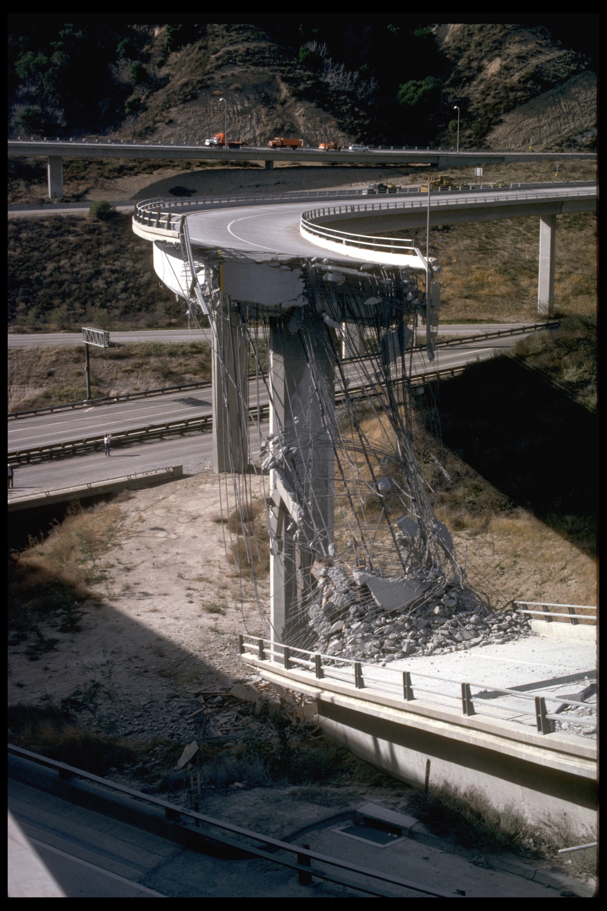 Un tramo colapsado de la autopista después del terremoto de Northridge del 17 de enero de 1994.