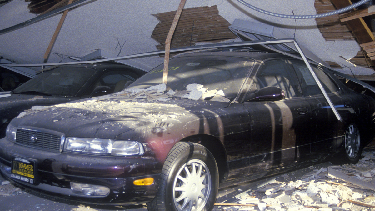 Un automóvil en un concesionario de Mazda fue aplastado en el terremoto de Northridge. (Foto de Visions of America / UIG a través de Getty Images)