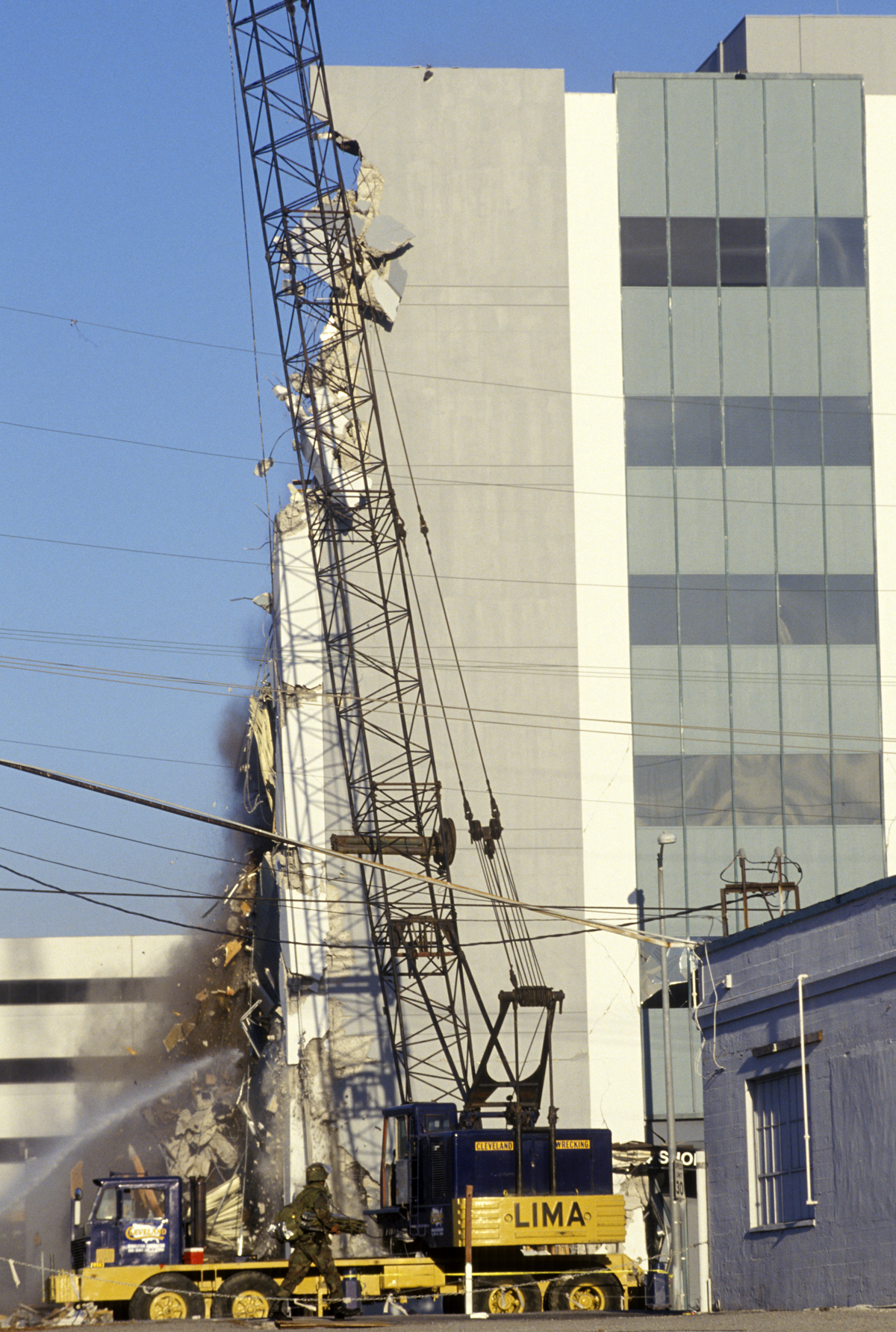 Un edificio demolido en el Bulevar Olympic a consecuencia del terremoto de Northridge en 1994 (Foto de Visions of America / UIG a través de Getty Images)