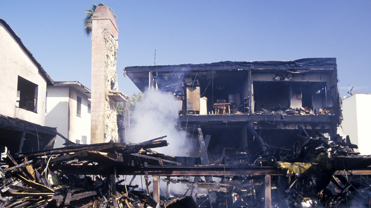 Un edificio de apartamentos quemado a consecuencia del terremoto de Northridge en 1994. (Foto de Visions of America / UIG a través de Getty Images)
