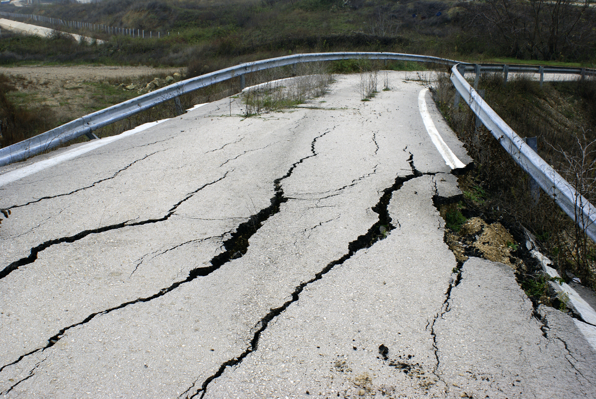 Ante una situación de un terremoto o temblor, lo que primero recomiendan los expertos es la calma. Mientras ocurre el temblor,aconsejan colocarse debajo de escritorios o bajo los umbrales de las puertas.