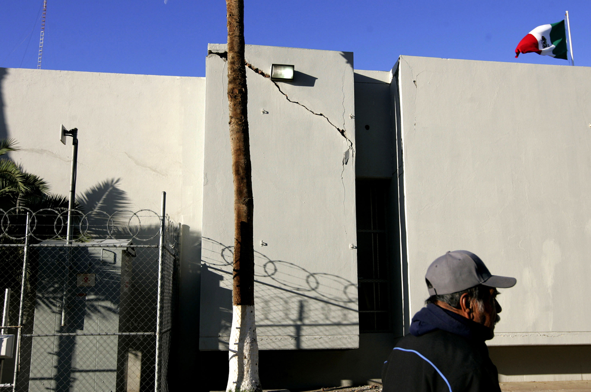 Añaden los expertos que si las personas están en un edificio o en una vivienda, deben buscar refugio en los lugares cercanos a los pilares que sostienen las estructuras.