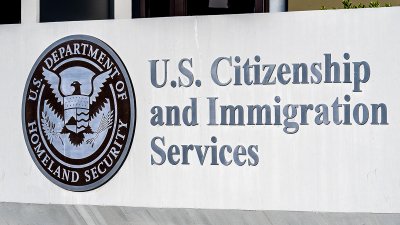 Inmigración activa regla de carga pública para trámites de residencia