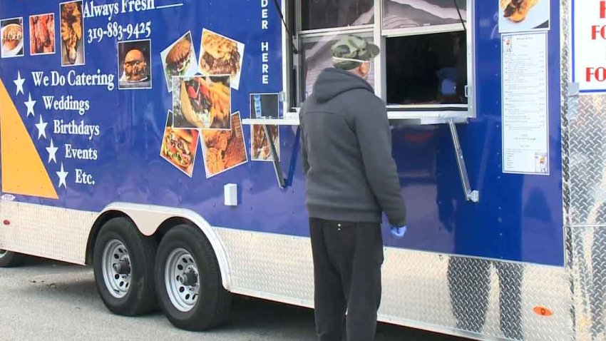 “Food Truck” da comida gratis a cientos en necesidad por la pandemia