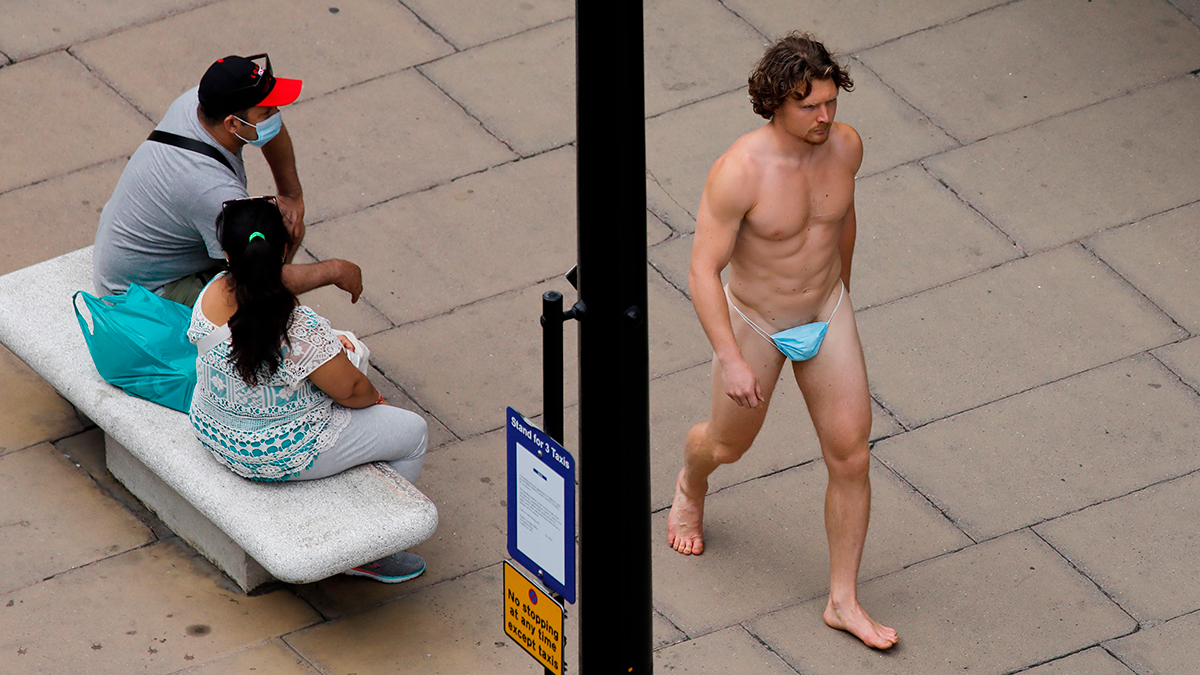Con mascarilla y… ¿nada más? Hombre se pasea por Londres con una mascarilla  de tanga – Telemundo Sacramento