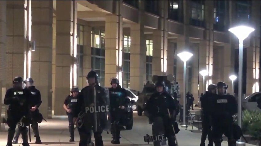 Violentas protestas se apoderan de las calles de Sacramento