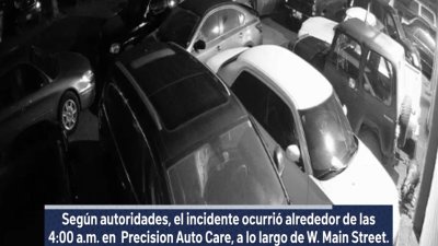 Incendio en taller de autos en Woodland destruye varios autos