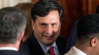 Fotografía de archivo de Ron Klain (c), un fuerte crítico de la gestión de la pandemia por parte de Donald Trump, que fue nombrado por Biden como su próximo jefe de gabinete de la Casa Blanca.