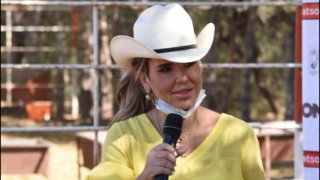 Gobernadora de Sonora usa un sobrero y habla por micrófono
