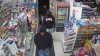 Policía busca a tres sospechosos que habrían robado tienda en Lodi