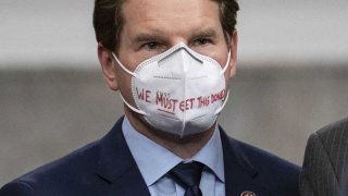 El representante Dean Phillips, un demócrata de Minnesota, usa una máscara protectora durante una conferencia de prensa para presentar el texto legislativo de dos proyectos de ley de ayuda de emergencia del COVID-19 en el Capitolio en Washington, DC.