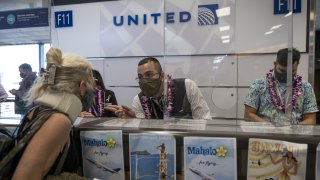 Personal de United atiende a pasajeros de un vuelo de San Francisco a Hawaii.