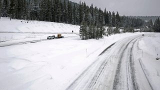 Traffic along I-80 while snow falls.