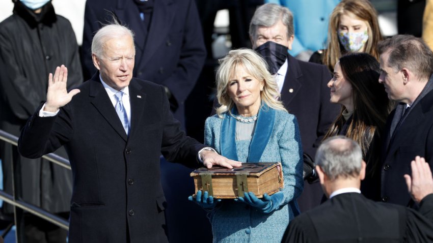 La historia detrás de la Biblia gigante sobre la que juró Biden como presidente