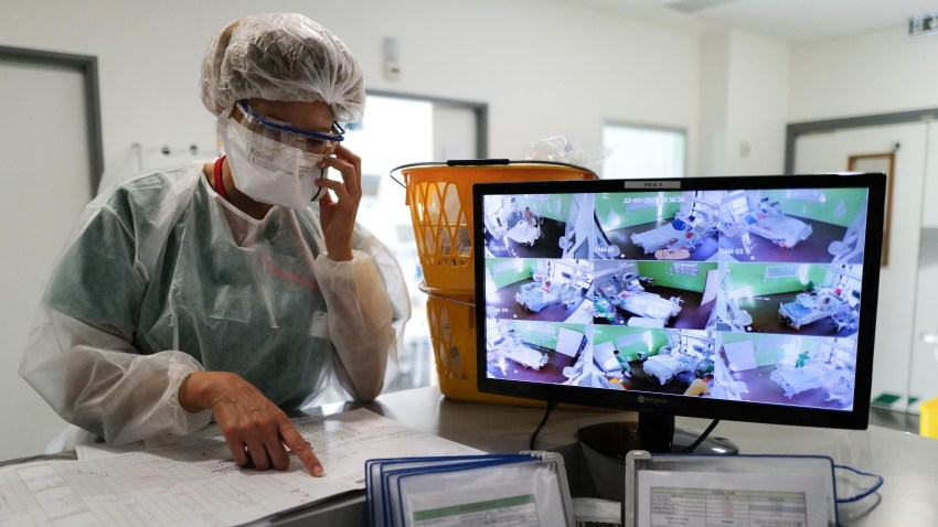 Una enfermera en un centro hospitalario en Francia.