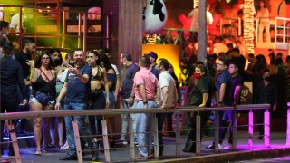 Turistas disfrutan noche de rumba en Cancún