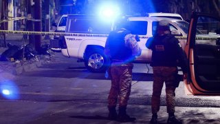 Policías vigilan escena de crimen en León, México