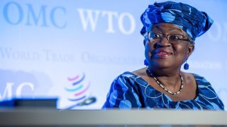 La nigeriana Ngozi Okonjo-Iweala fue elegida este lunes como directora general de la Organización Mundial del Comercio (OMC), por lo que se convertirá en la primera mujer al frente de este organismo, confirmó este en un comunicado.