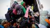 Agentes mexicanos interceptan a 156 migrantes hacinados en un camión