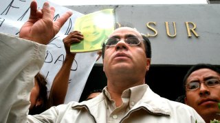 Político mexicano René Bejarano saluda con la mano en alto al salir de prisión