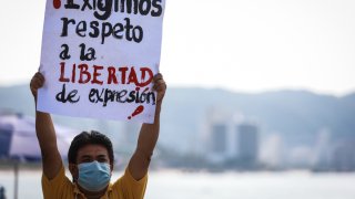 Un hombre levanta un cartel para exigir respeto a la libertad de expresión