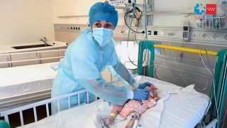 El hospital madrileño Gregorio Marañón ha llevado a cabo con éxito el primer trasplante del mundo de un corazón infantil en parada, que fue recibido por un bebé de dos meses, en la imagen, y con incompatibilidad sanguínea con su donante.