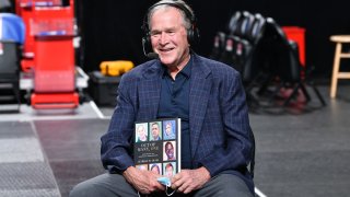 Bush explicó que los ingresos por este libro los canalizará a organizaciones que ayudan a los inmigrantes, incluido el reasentamiento de refugiados en el país.