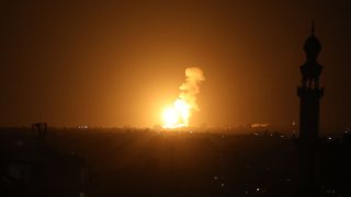 Israel lanzó ataques aéreos contra instalaciones militares de Hamas en Gaza el martes.