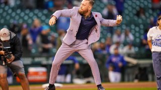 Conor McGregor tira el primer lanzamiento en el partido de los Chicago Cubs.