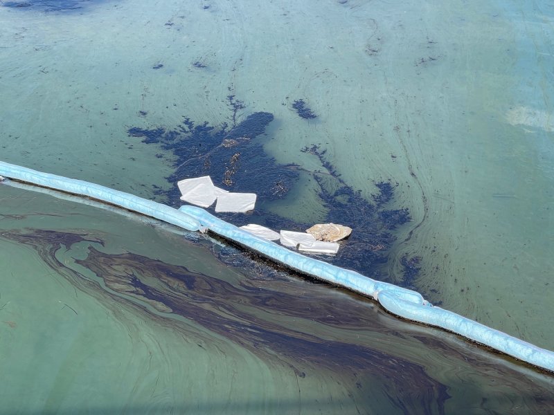 FOTOS: Derrame de petróleo masivo en la costa del condado de Orange